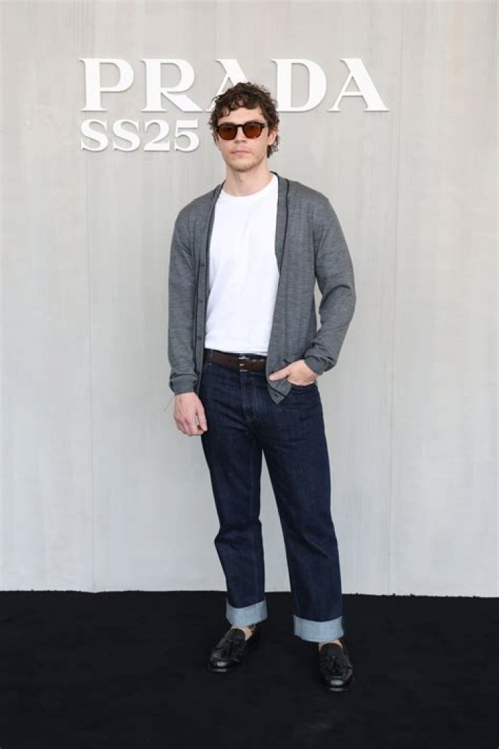Does Evan Peters Have No Social Media? Let's Check